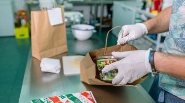 La etiqueta seguridad delivery Labelfood es esencial para cumplir con la normativa de comida a domicilio y take away